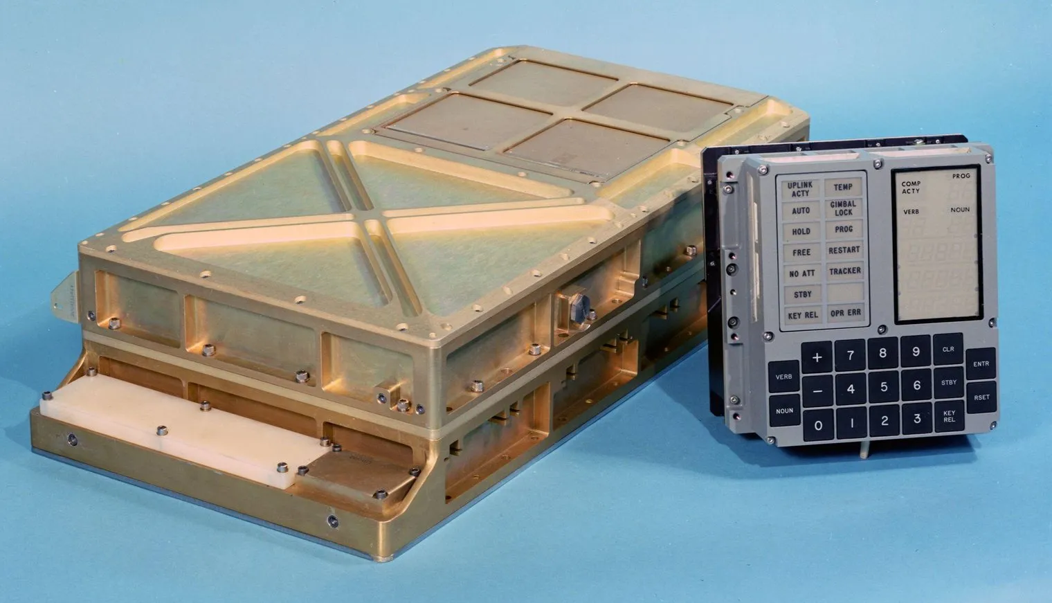 El ordenador de guiado del Apollo, una caja metálica cerrada, junto a su teclado DSKY