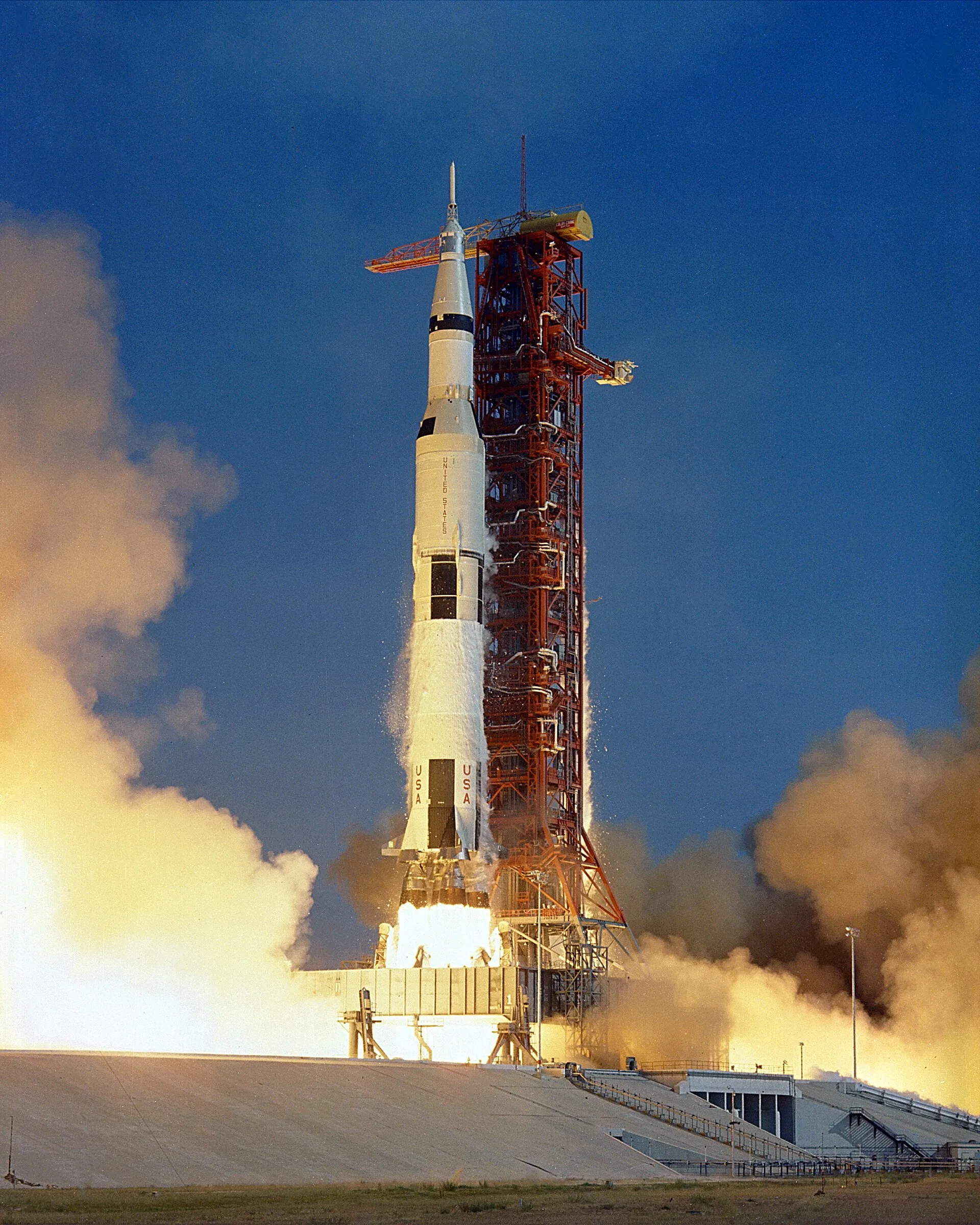El cohete Saturn V del Apollo 11 despegando entre llamas