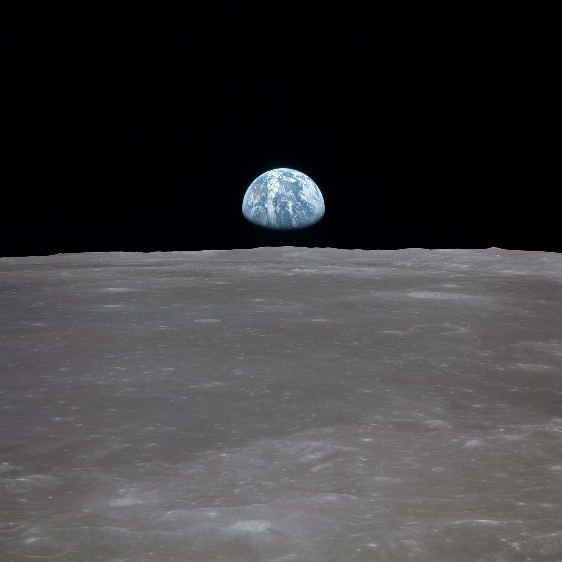 La Tierra asomando sobre el horizonte de la Luna, fotografiada desde el Apollo 11