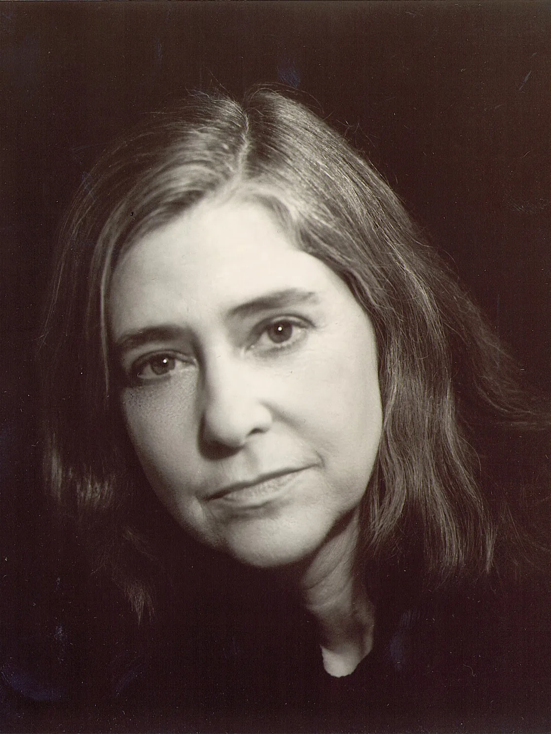 Retrato en blanco y negro de Margaret Hamilton en 1995, con el pelo suelto, sobre fondo oscuro
