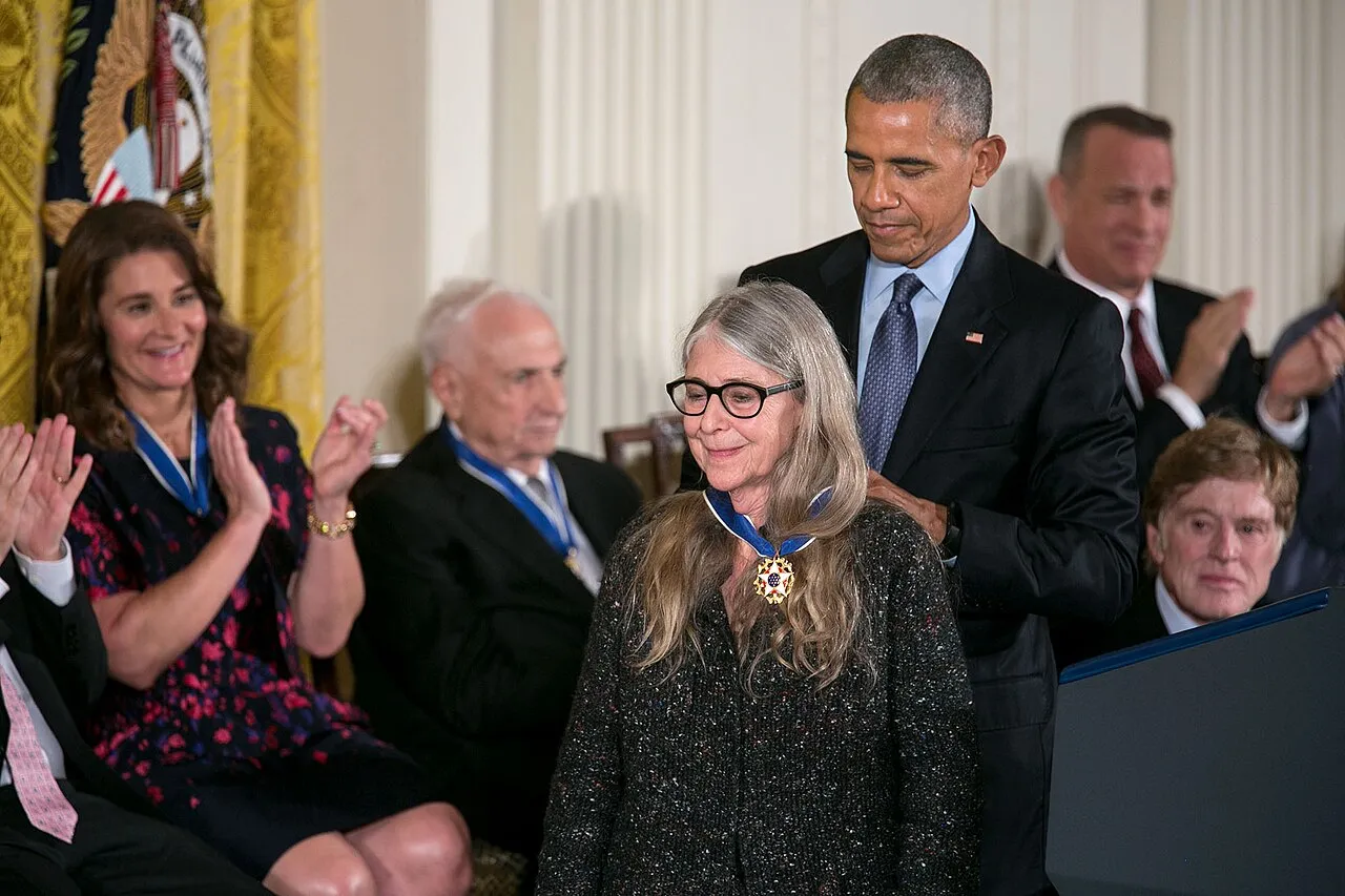 Barack Obama coloca la Medalla Presidencial de la Libertad a Margaret Hamilton, entre aplausos
