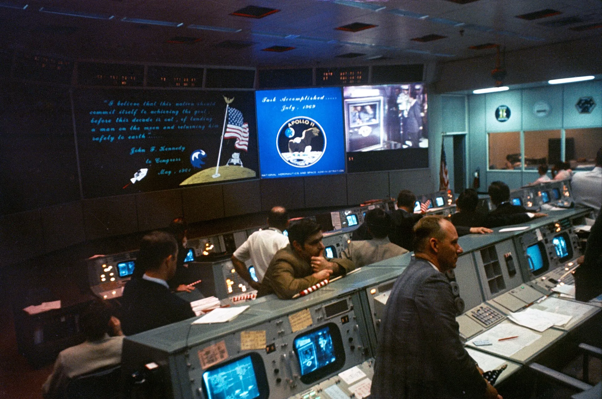 La sala de control de misión en Houston, con consolas y pantallas, durante el Apollo 11